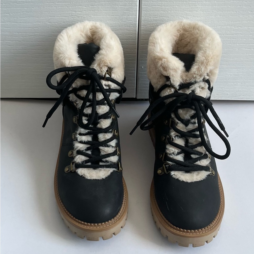 Nicole Miller Black Snow Hiking Boots In A Size 7.